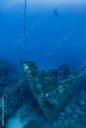 Fotografie Scuba divers exploring underwater shipwreck in malta