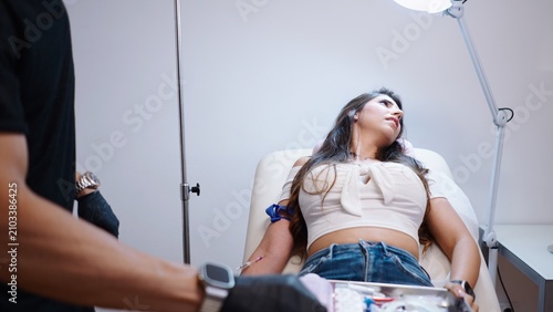 Fotografía Woman receiving intravenous treatment in a modern clinic