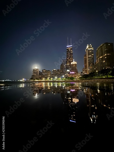 Fotografie The moon hides behind the Chicago skyline