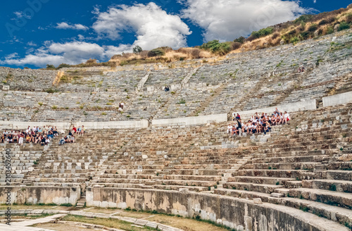 Historisches Farbfoto des Innenraums des großen Amphitheaters mit Touristen auf den kreisförmigen Rängen in der antiken, römischen Stadt Ephesus, Türkei 03.Mai 2003