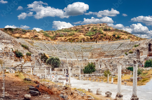 Historisches Farbfoto des Innenraums des großen Amphitheaters mit Touristen auf den kreisförmigen Rängen in der antiken, römischen Stadt Ephesus, Türkei 03.Mai 2003