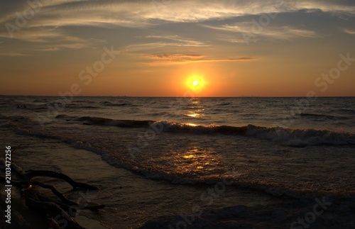 Cuadro en lienzo Portage Indiana Lakefront and Riverwalk in the Summer at Sunset
