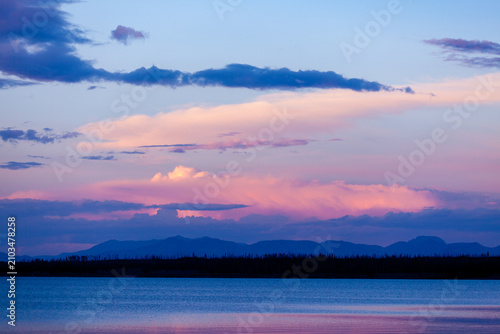 Cuadro en lienzo Colorful sunset at Yellowstone Lake