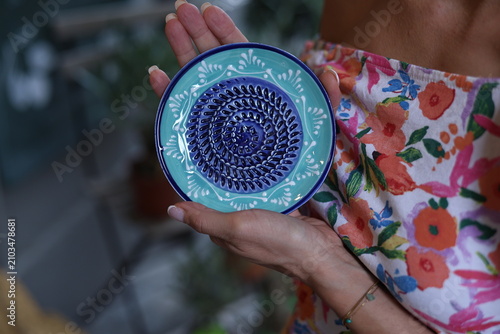 Photos Râpe à ail ronde en céramique tenue entre deux mains