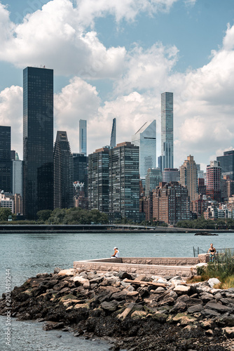 Foto Mid-town Manhattan view over the East River from Long Island City, Queens