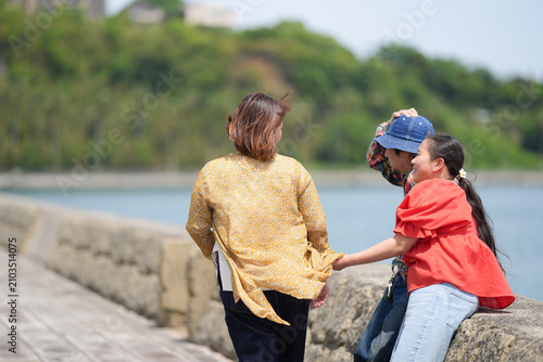 Fotografía Woman and child laugh together near water's edge