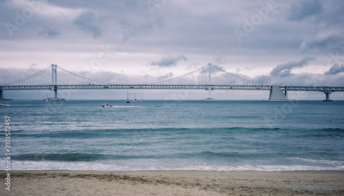 Fotografia 구름 낀 하늘과 바다 위 대교