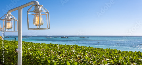 Foto Luminaire et haie vive sur plage de rêve
