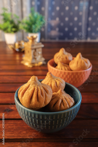 Foto Traditional Indian Delicacy Modak Sweets in Rustic Bowls with Warm Background