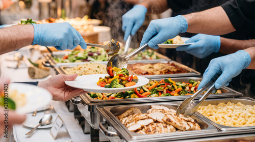 Fotografía Chefs serving gourmet buffet dishes to guests