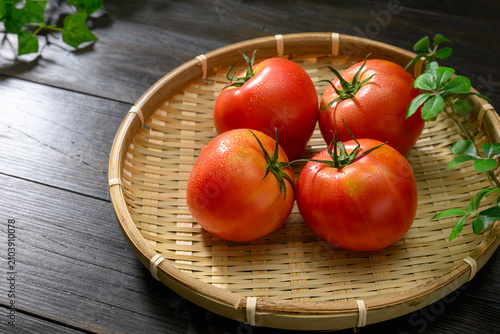 竹ざるに盛った新鮮な完熟トマト