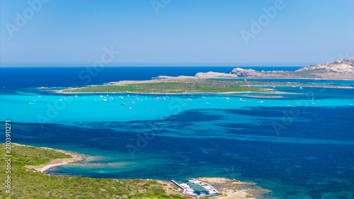 Canvastavla Aerial panoramic view of La Pelosa Beach with its turquoise lagoon and crystal-c