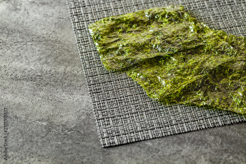 Cuadro en lienzo dried green nori sheets on table, selective focus