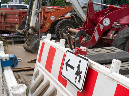 Lagerplatz für Baumaschinen und Baustellenschilder - abgestellte Radlader und Mini-Bagger