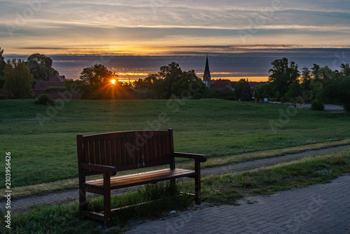 Sonnenaufgang über Dömitz und dem Elberadweg
