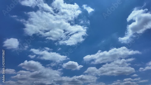 晴れた空に漂う白雲