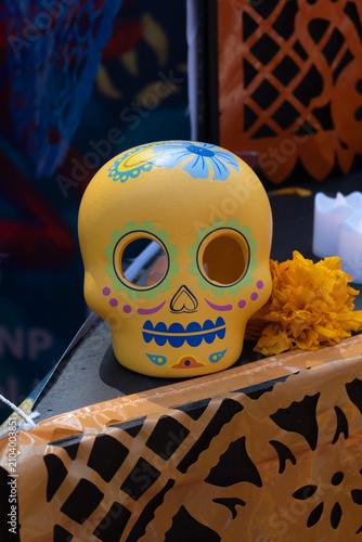 Calavera mexicana artesanal para Día de Muertos | Decoración tradicional colorida