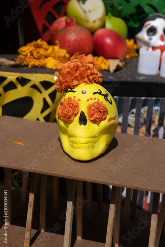Calavera mexicana artesanal para Día de Muertos | Decoración tradicional colorida