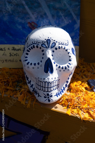 Calavera mexicana artesanal para Día de Muertos | Decoración tradicional colorida