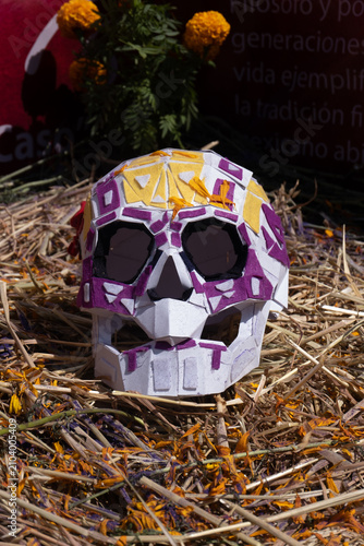 Calavera mexicana artesanal para Día de Muertos | Decoración tradicional colorida