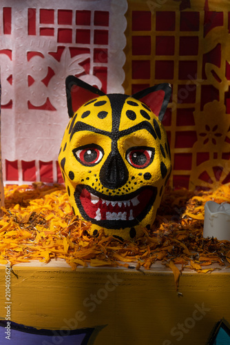 Calavera mexicana artesanal para Día de Muertos | Decoración tradicional colorida