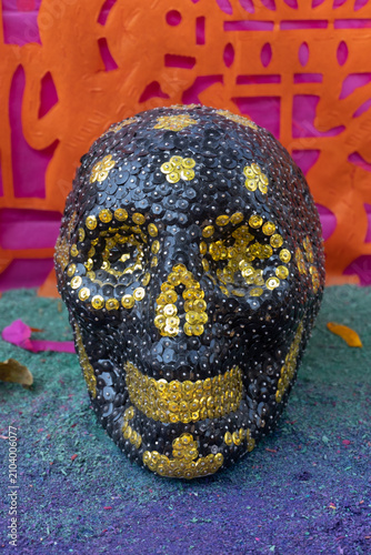 Calavera mexicana artesanal para Día de Muertos | Decoración tradicional colorida