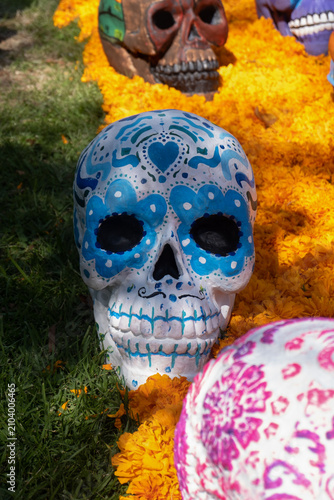 Calavera mexicana artesanal para Día de Muertos | Decoración tradicional colorida