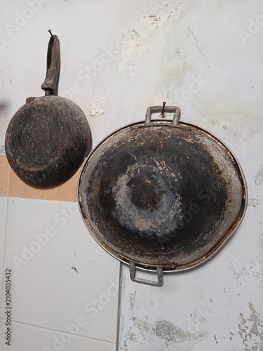 Картината върху платно Teflon dan wajan aluminium yang berjejer di dinding dapur