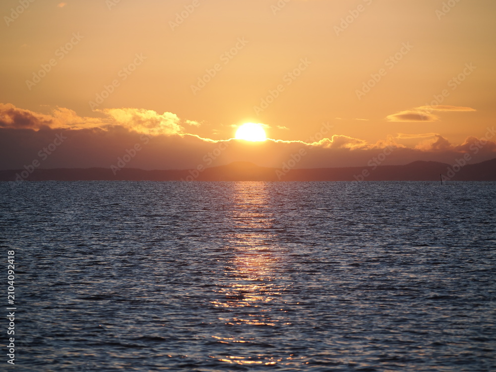 Fototapeta premium 羅臼の朝焼けの海