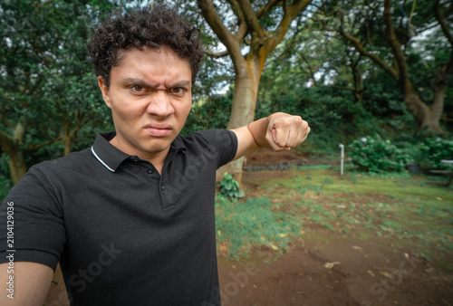 Canvastavla Angry man about to strike to the camera