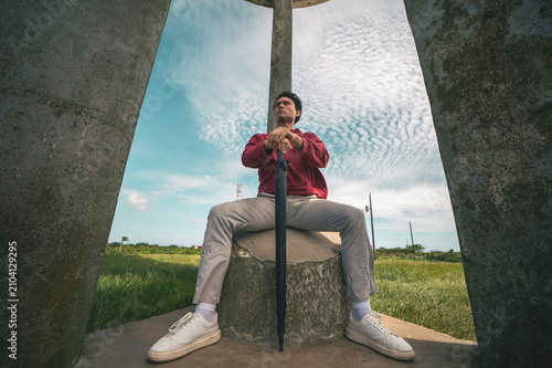 Foto Young man sitting with legs spread from low angle shot
