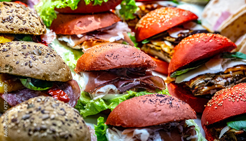 Foto Freshly prepared sandwiches sold in a fast food restaurant