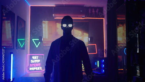 Fotografía Real Life Anime Villain With Glowing Glasses Stand In Front Television Screen