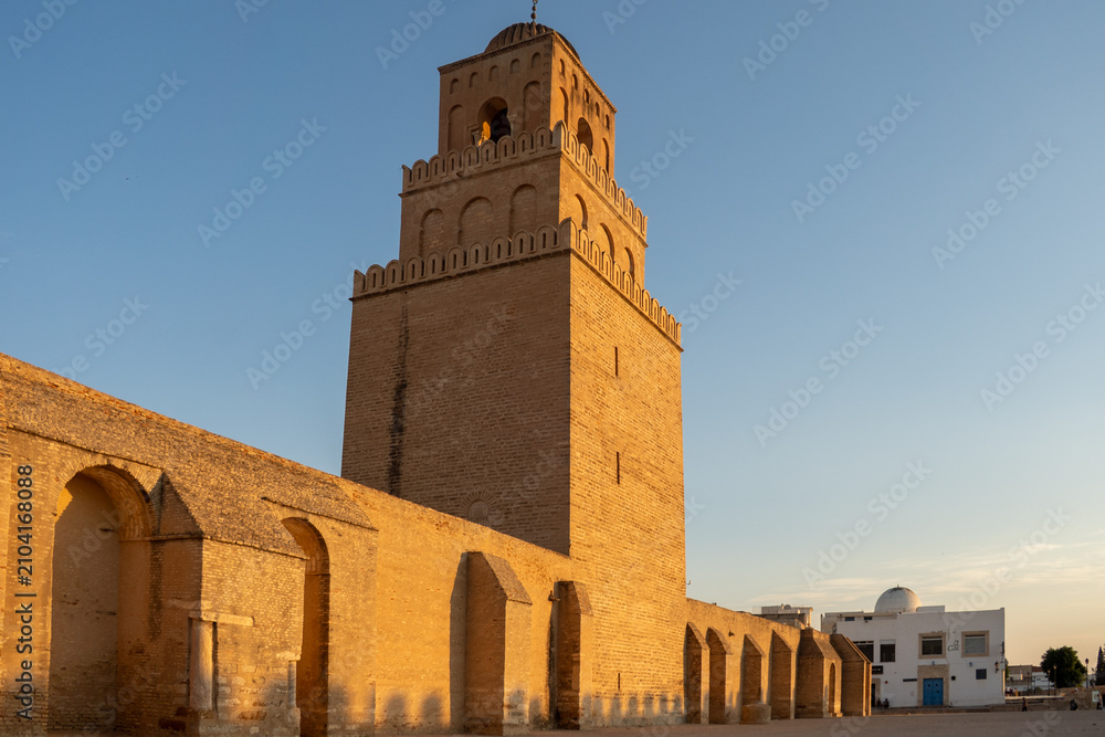 Obraz premium Minaret of the Great Mosque of Kairouan, in the medina, in Kairouan, Tunisia, seen from the courtyard at sunset