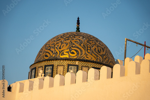 Fotografía Dome painted with stylized Arabic script in gold, in Kairouan, Tunisia
