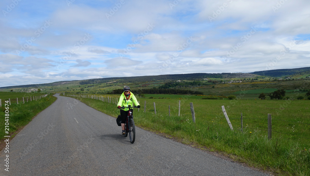 Obraz premium En vélo sur la Cham des Bondons au pied du Mont Lozère. Florac - Lozère - Occitanie 