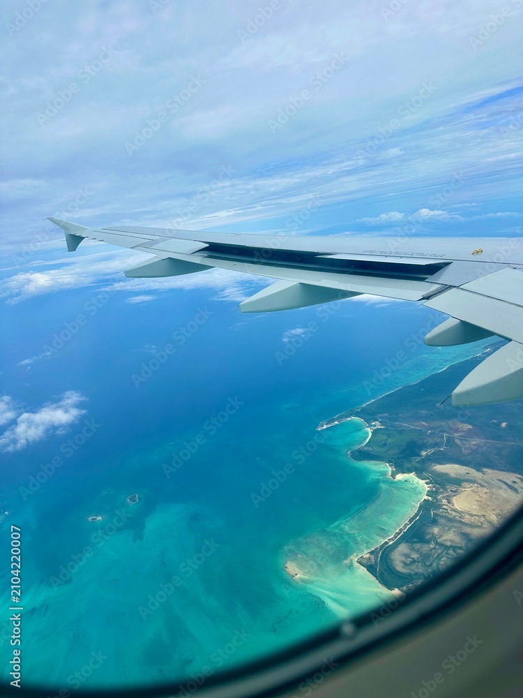 Naklejka premium Aircraft wing flying over caribbean islands