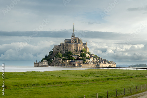Foto Road to Mont-Saint-Michel during high tide with rising water, tidal phenomenon o