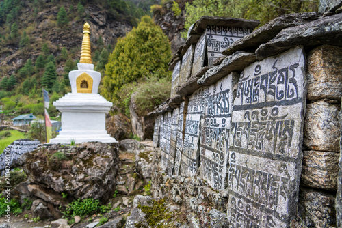 Obraz na płótnie Inscripciones y estupa budista en la región de los himalayas, en Nepal