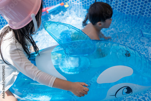 Foto プールで遊ぶ子供達
