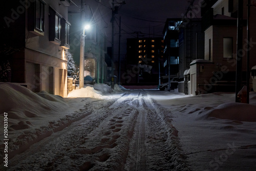 Plakat 轍が残る夜の積雪した住宅街の道路、北海道札幌市