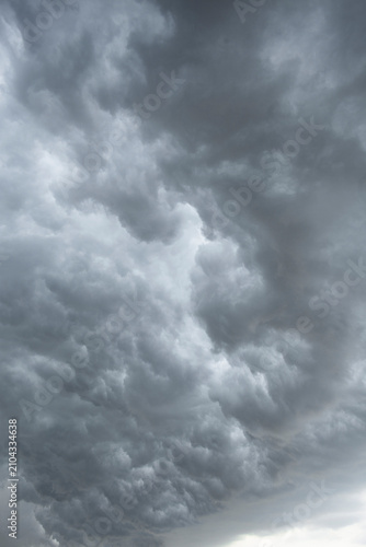 Ciel d'orage aux nuages sombres et menaçant. Jour d'automne de vent et mauvais temps annonçant le tonnerre et la pluie.