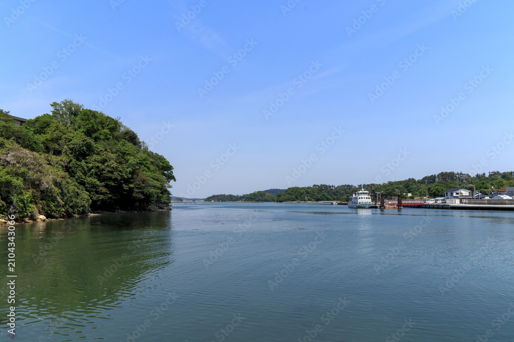 Fototapeta premium 浦戸諸島の野々島と寒風沢島の間にある寒風沢水道（日本宮城県）