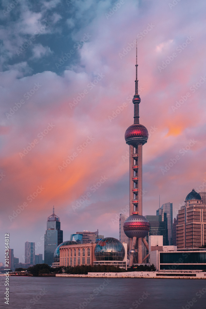 Obraz premium Oriental Pearl Tower at sunset, Shanghai skyline