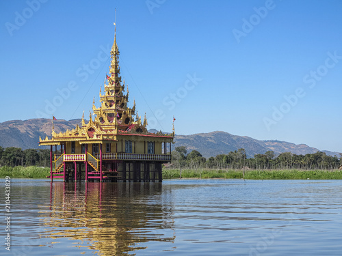 temple bouddhique sur le lac Inlé au Myanmar