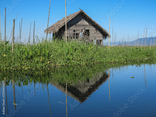 maisons sur le lac Inlé au Myanmar