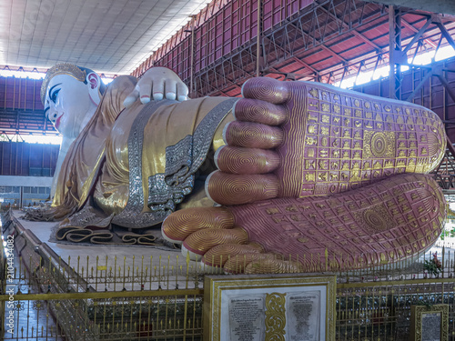 grande statue dans un temple bouddhique à Rangoon au Myanmar