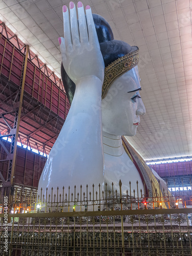 grande statue dans un temple bouddhique à Rangoon au Myanmar
