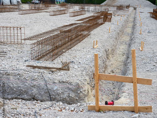 Baustelle - Vorbereitung Grundmauer und Bodenplatte - Erdarbeiten, Fundamentgraben, Schnurgerüst, Bewehrung
