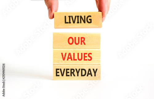 Foto Living our values everyday words symbol
